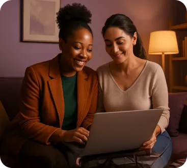 Duas mulheres analisando informações em um notebook
